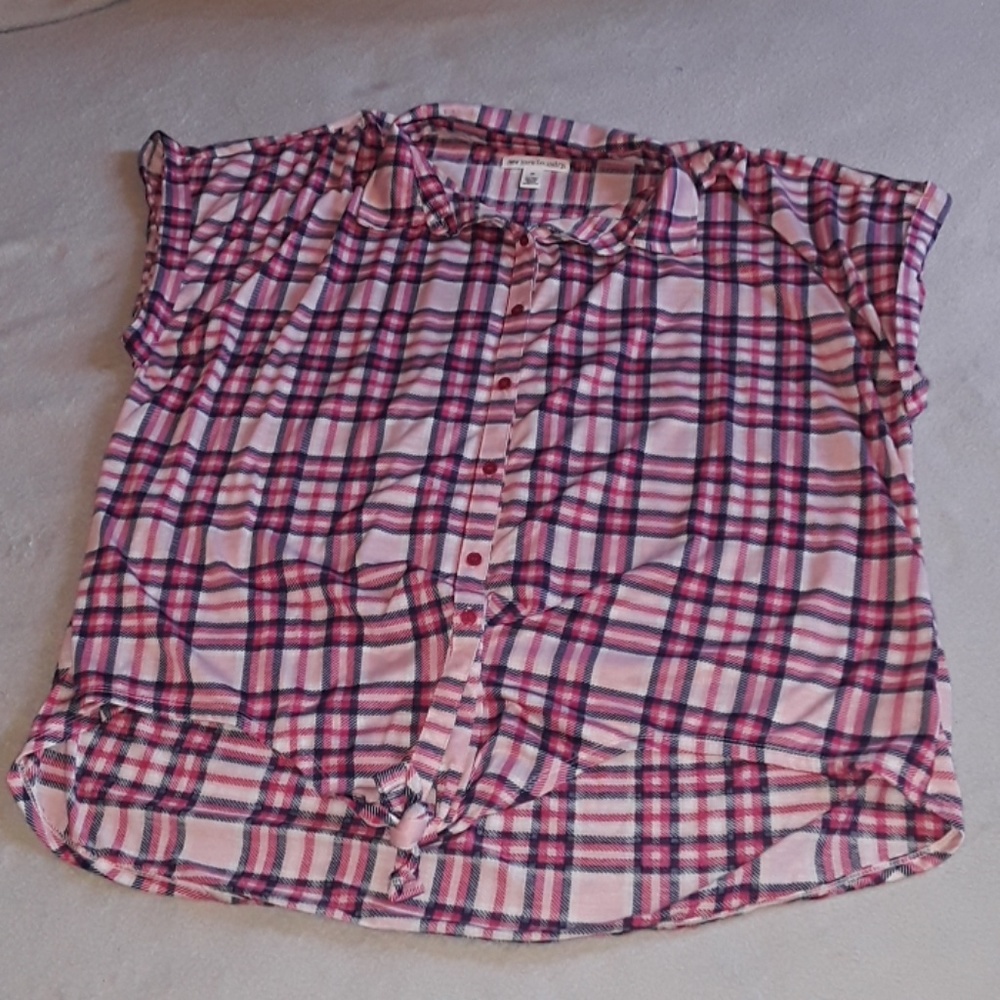 Sleeveless button  down top